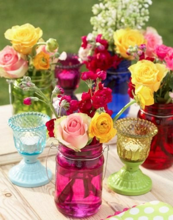 Jarní dekorace dělají krásné zahradní nápady pro stolní dekoraci stolního zboží