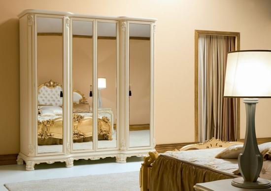 Garderobe in de details van het slaapkamer gouden motief