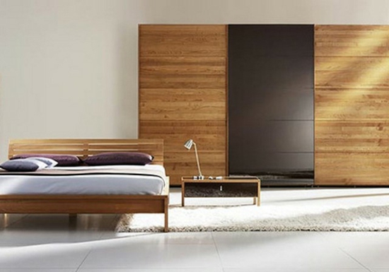 dulap minimalist de lemn cald pentru dormitorul rezistent la pat
