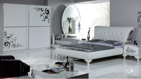 Dressoir in de slaapkamer ziet er zilverkleurig designbedzijde uit