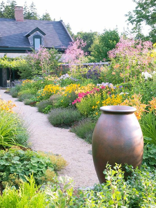sol vase jardin design avec gravier décoratif