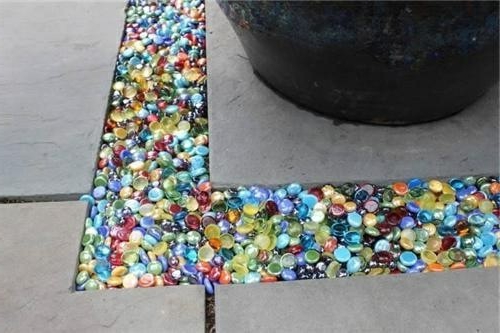 עיצוב גינה עם חלוקי אבן מזויפים דקורטיביים צבעוניים