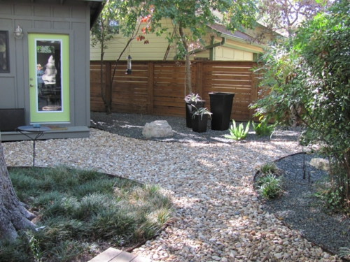 Espace extérieur de conception de jardin avec clôture de jardin de gravier