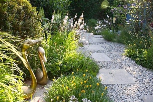 Tuin landscaping gouden met grintlandschap