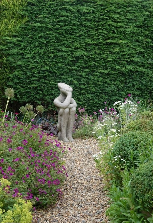 diseño de jardín vertical con jardín de estatua de grava