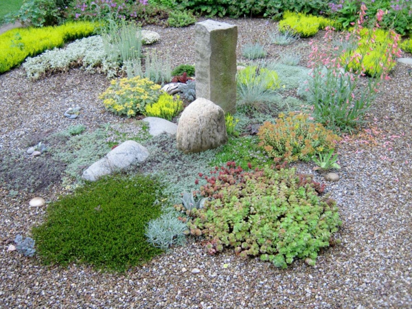 Устойчив на градински дизайн засаждане с чакъл и камъни
