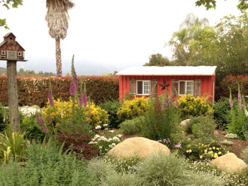 Maison de jardin dans l'arrière-cour arbre fleurs colorées