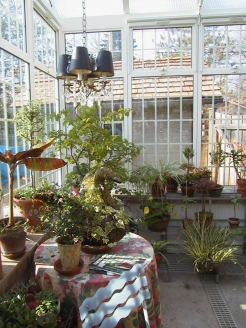 Maison de jardin dans le planteur de lustre d'éclairage d'arrière-cour