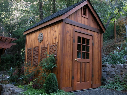 Maison de jardin dans le design en bois d'arrière-cour à l'origine sombre
