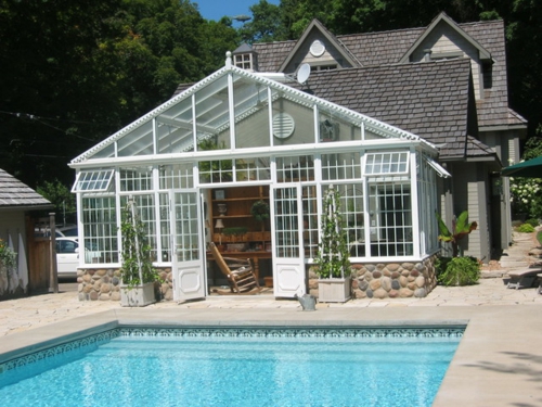 Maison de jardin dans la piscine d'été arrière-cour intégrée