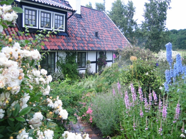 Havehus hvide blomster Sverige stil frodig løv