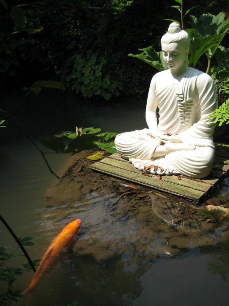 Image de l'étang de jardin Statue de Bouddha Culture de l'Extrême-Orient Poissons