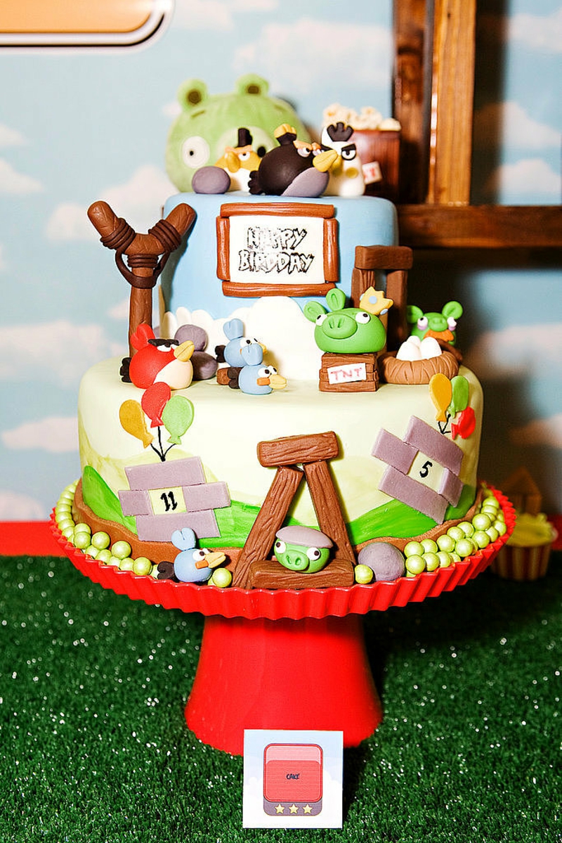 Syntymäpäiväkakku kuvaa lapsen syntymäpäiväkakkua Angry Birds