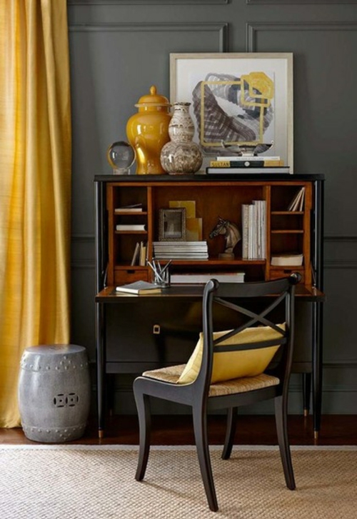 Confortable salon mis en place jaune rideaux en céramique vase en céramique étagère