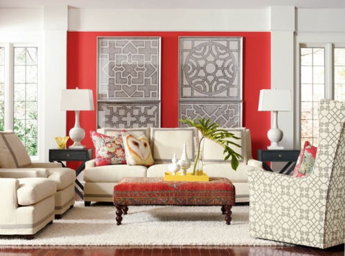 Salon confortable mis en place des oreillers décoration murale rouge