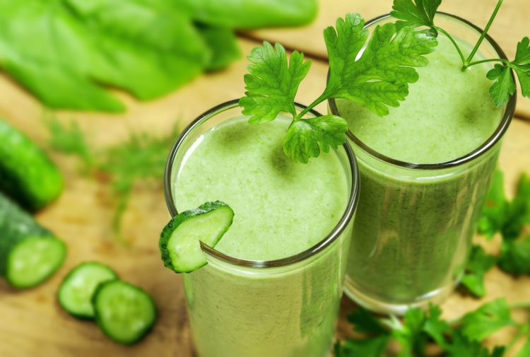 Здрави живи зелени зеленчукови сокове краставица магданоз спанак