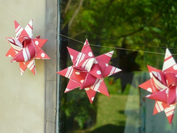 Гарланд с хартиени звезди в червена хартия Коледни занаяти