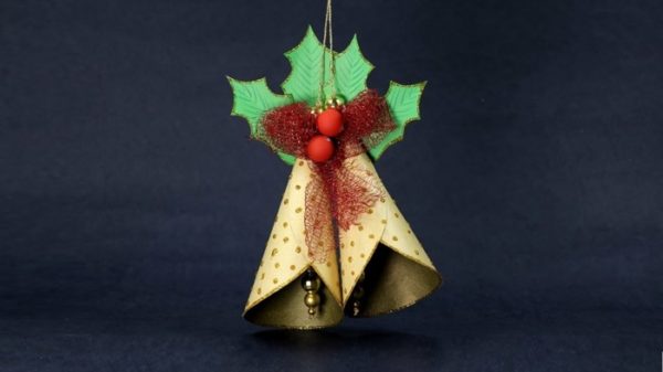 Златни звънци със зелени листа Коледни занаяти с хартия