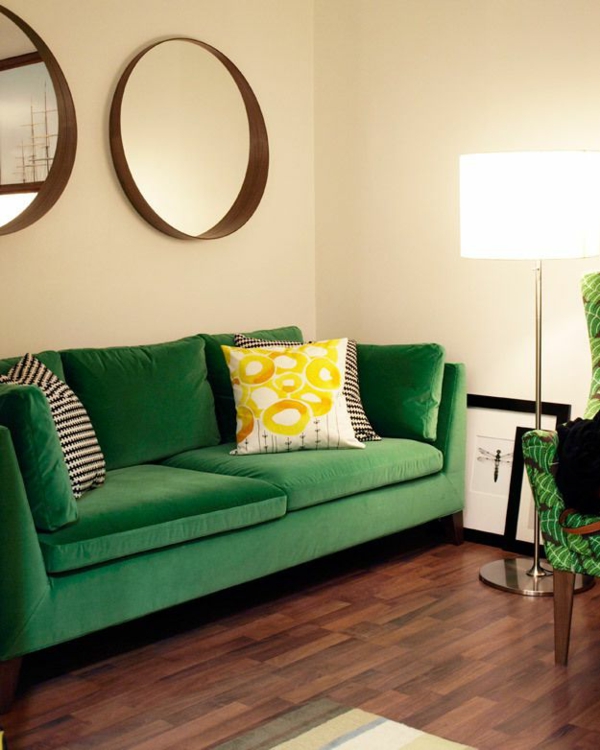 Žalioji sofa geltona pagalvių deko siena