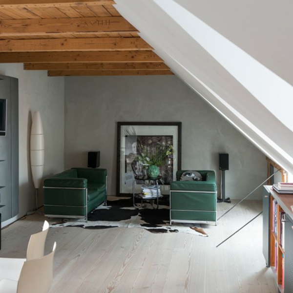 Žalios dizaino sofos medinės sijos elegantiškas meno kūrinys grindys