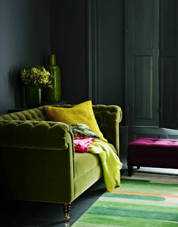 Žalios spalvos atmosferos sofos yra jaukios gyvenimo