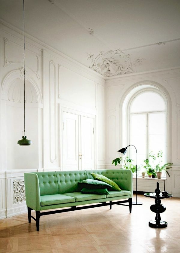 Grønne sidebord sofaer hengende lamper veggen