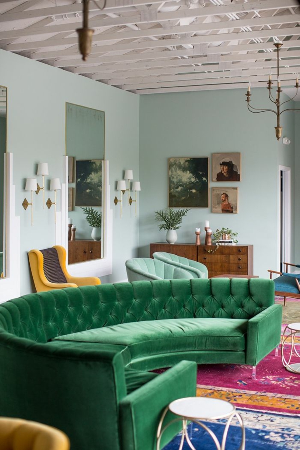 Žalios apvalios sofos velvio sienos apdaila