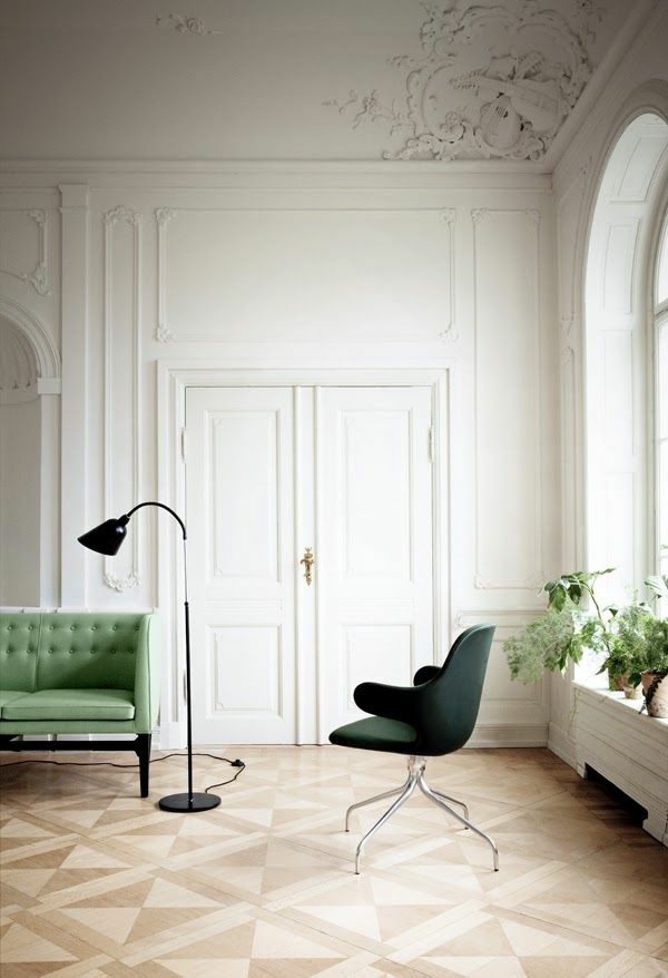 Žalia ryškios spalvos sofos grindų lempos aukštas kambarys