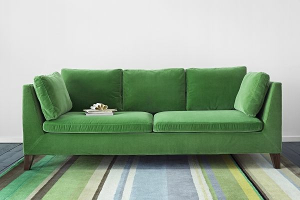 Žalios velvio sofos kiliminės juostos spalvingos