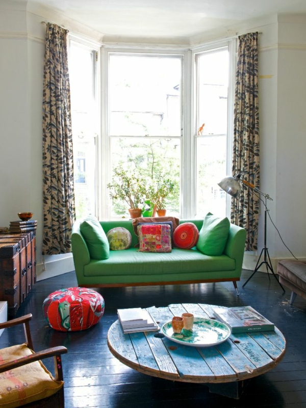 绿色oriel沙发桌子窗口
