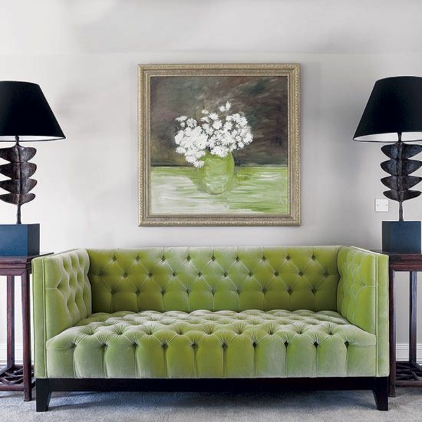 Žaliosios sofos sofos, žibintuvėliai, paveikslai