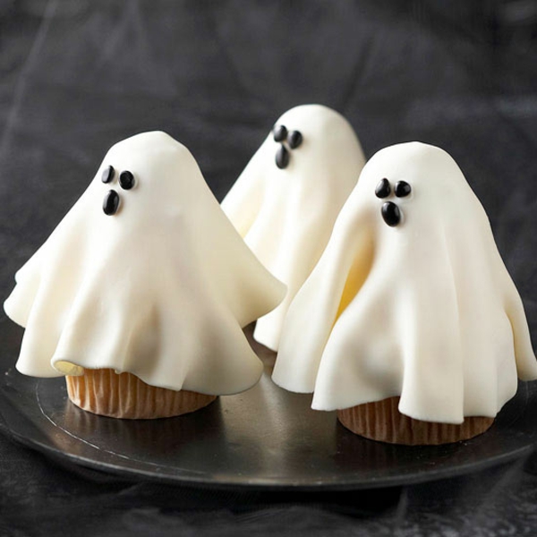 Scary muffins ψήνουν Απόκριες ζυμαρικά cupcakes φαντάσματα