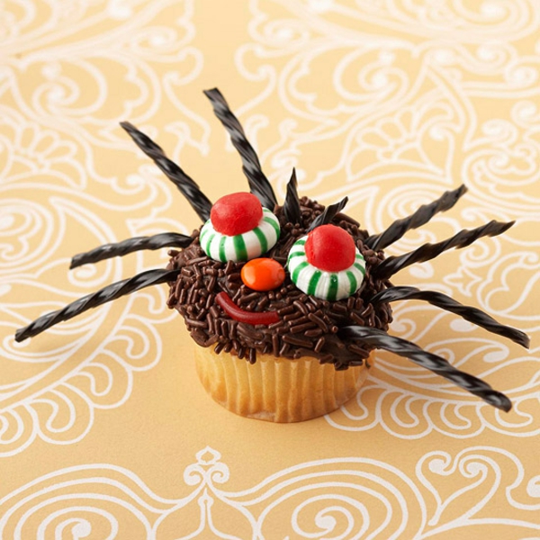 Φρικιαστικά muffins ψήνουν αποκριές ζυμαρικά cupcakes αράχνη