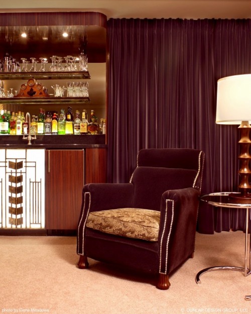 家庭酒吧设计窗帘扶手椅桌柜