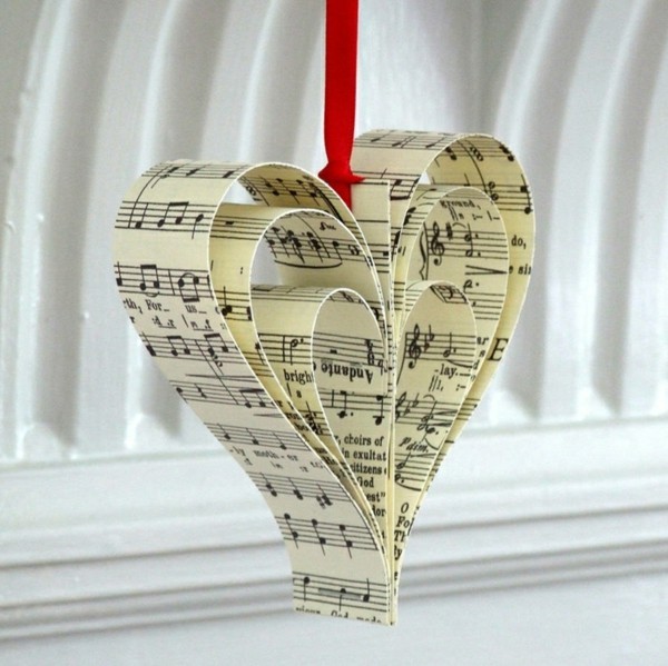 Сърцето, изработено от музиката Самата хартия прави коледна украса