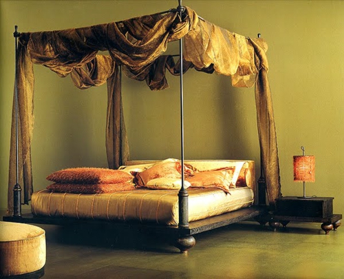 Ξύλινα κρεβάτια με ουρανό στην κρεβατοκάμαρα με υπερβολικές κουρτίνες