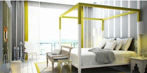 Τα κρεβάτια με ουρανό στο κολόβωμα πλαισιώνονται από κίτρινο χρώμα