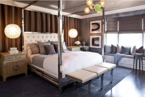 Ξύλινα κρεβάτια με ουρανό στην κρεβατοκάμαρα μεταλλικά γυαλιστερή οροφή υψηλή