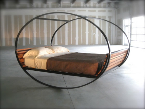 Ξύλινα κρεβάτια με ουρανό στο μινιμαλιστικό ντιζάιν