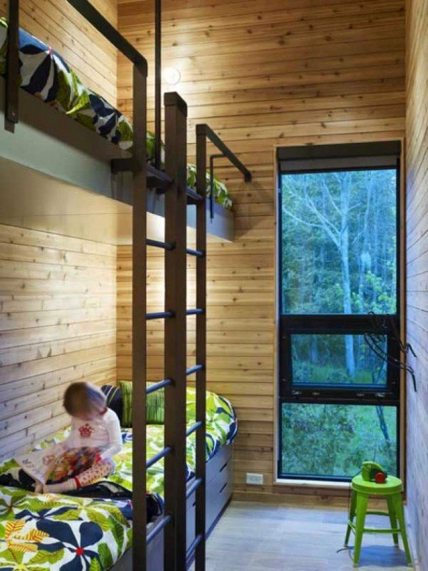 Κρεβατοκάμαρα στο παιδικό δωμάτιο που έχει κατασκευαστεί από ξύλο