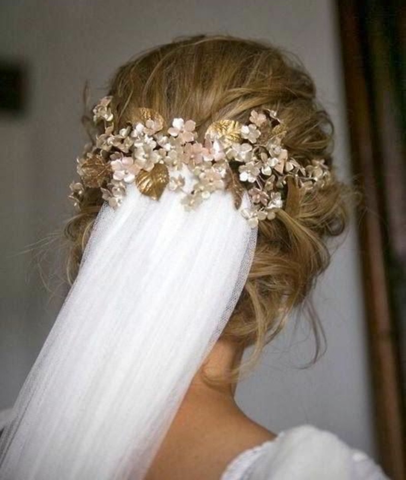 Γαμήλια χτενίσματα με λουλούδια πέπλα και αξεσουάρ για τα μαλλιά