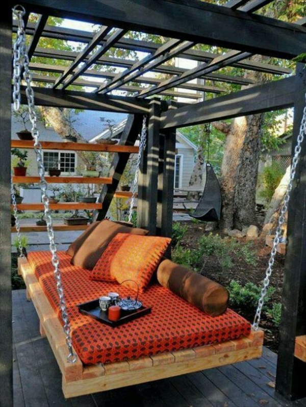 Garden swing lavet af palle orange madras