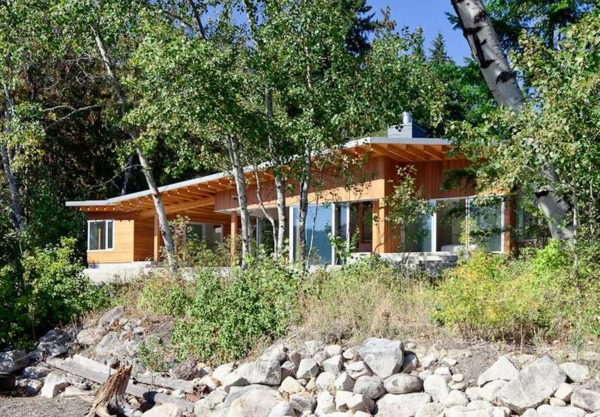 Houten bungalow geprefabriceerde huis hout en blokhutten wilde natuur