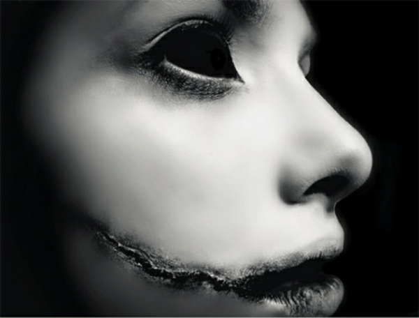 Maquillaje de cara de horror sin ojos labios de halloween cicatrices