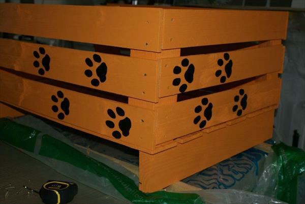 Σκυλιά κρεβάτια ξύλινες γάτες καναπέδες κατοικίδια ζώα μοτίβα πόδια