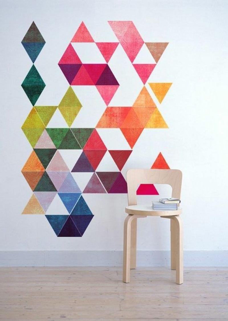 רעיונות עיצוב קיר יצירתי עם צורות גיאומטריות צבע