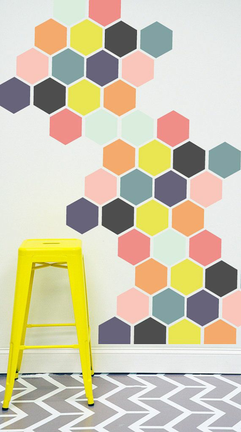 Ideoita luovaan seinämalliin, jossa on geometrisia värimalleja