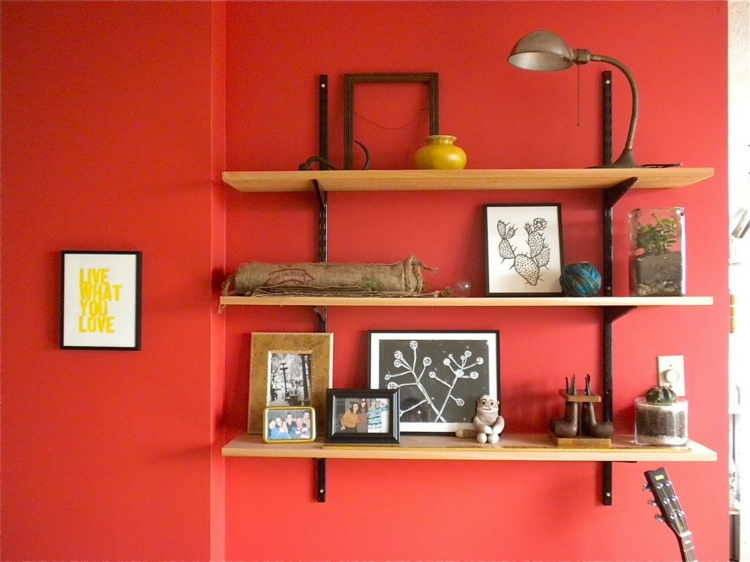 Ikea рафтове отворени стени рафтове стена боя червени идеи за съхранение