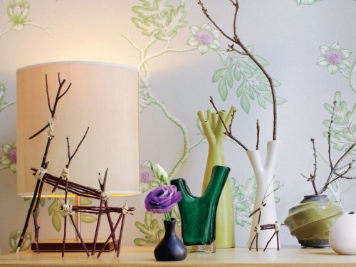 Decoración interior con mesa de lámpara colorida decoración de ramas