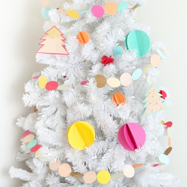 Gør kunstigt juletræ med juledekoration